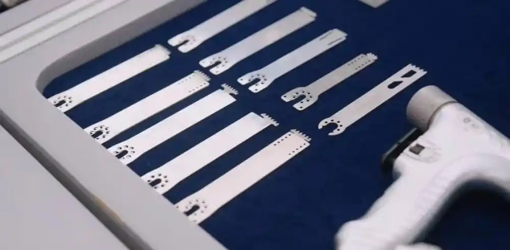 Shielded sagittal saw blades and orthopedic surgical power handpiece